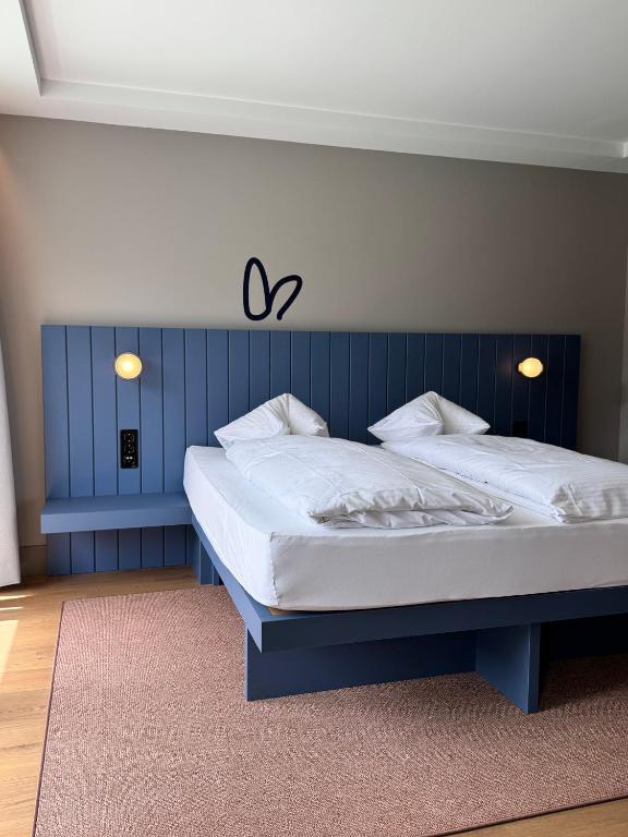 Postel nebo postele na pokoji v ubytování HOP Apartments & Suites