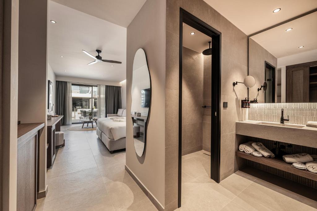 Postel nebo postele na pokoji v ubytování Mosay All Suite Hotel