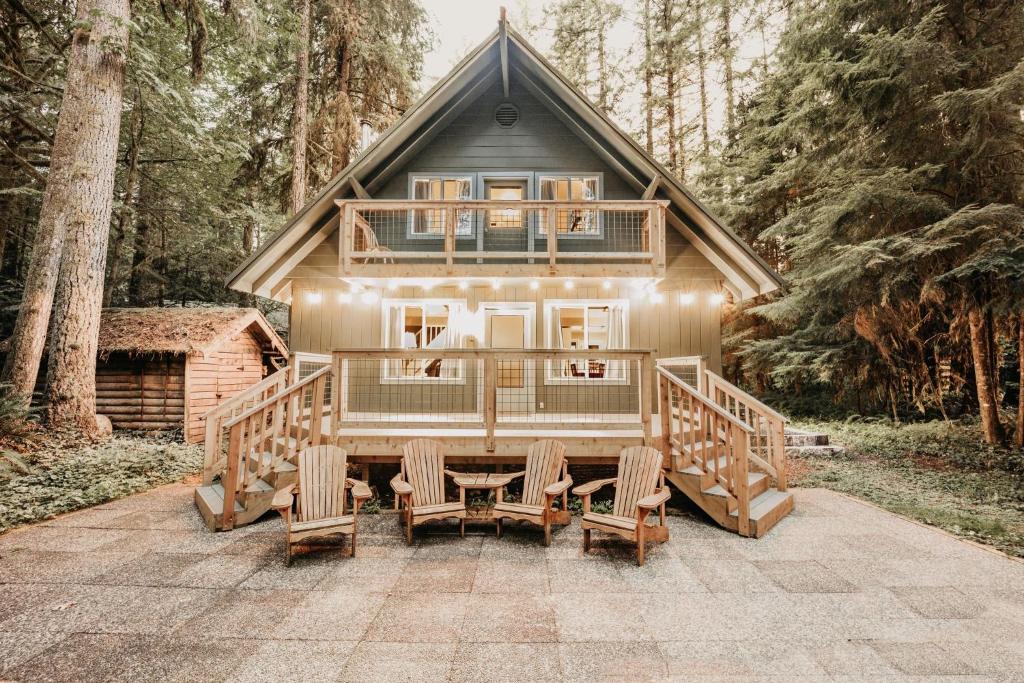 une maison dans les bois avec une table et des chaises dans l'établissement Snowline Cabin 49 - A Newly Remodeled Cabin Perfect for Your Family Retreat, à Deming
