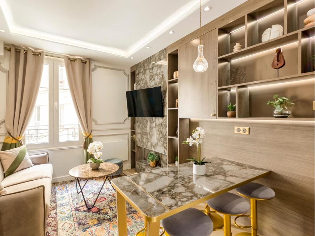 una sala de estar con una mesa y un sofá en Merveil - Luxury Suite - Notre Dame - Monge, en París