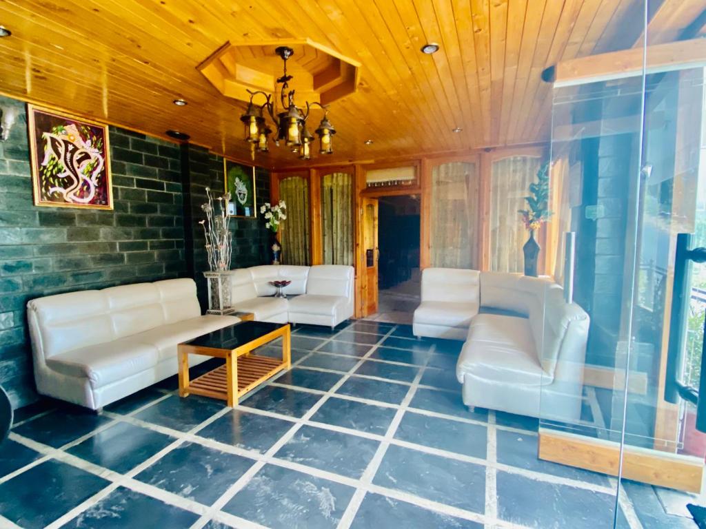 Posezení v ubytování The Holly Woods Resort, Manali - Blissful View From Rooms