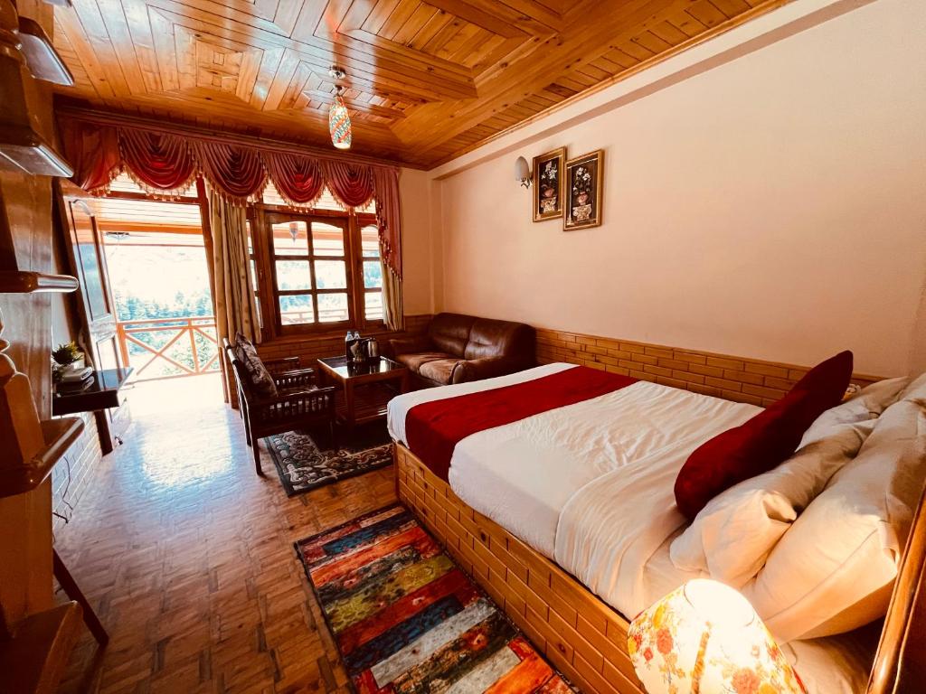 Postel nebo postele na pokoji v ubytování The Holly Woods Resort, Manali - Blissful View From Rooms