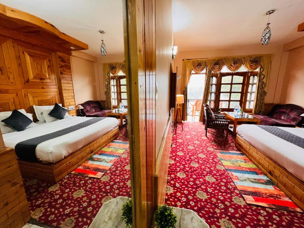 Postel nebo postele na pokoji v ubytování The Holly Woods Resort, Manali - Blissful View From Rooms