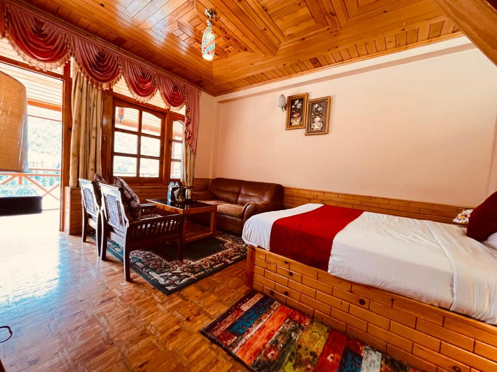 Postel nebo postele na pokoji v ubytování The Holly Woods Resort, Manali - Blissful View From Rooms