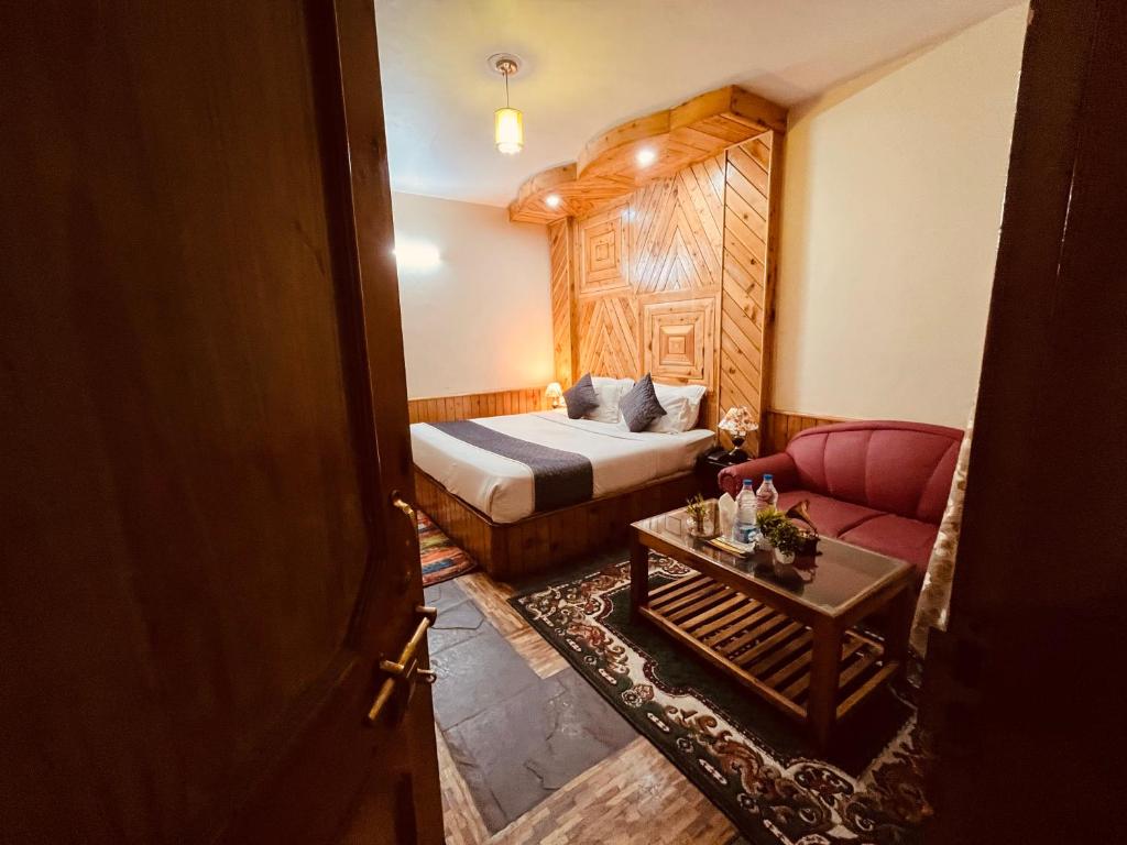 Postel nebo postele na pokoji v ubytování The Holly Woods Resort, Manali - Blissful View From Rooms