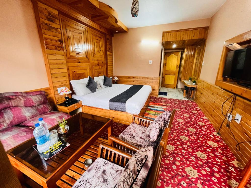 TV a/nebo společenská místnost v ubytování The Holly Woods Resort, Manali - Blissful View From Rooms