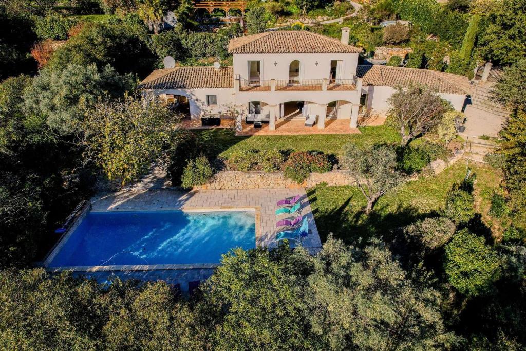 une vue aérienne d'une maison avec piscine dans l'établissement Villa Cramond - avec Piscine pour 8 Pers - Tourrettes-sur-Loup, à Tourrettes-sur-Loup