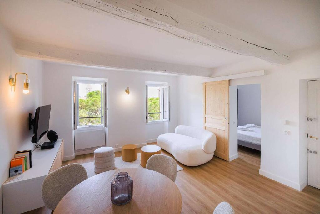 a living room with a table and chairs and a bed at Apt Liberation - Apt standing Centre Tourrettes sur Loup in Tourrettes-sur-Loup