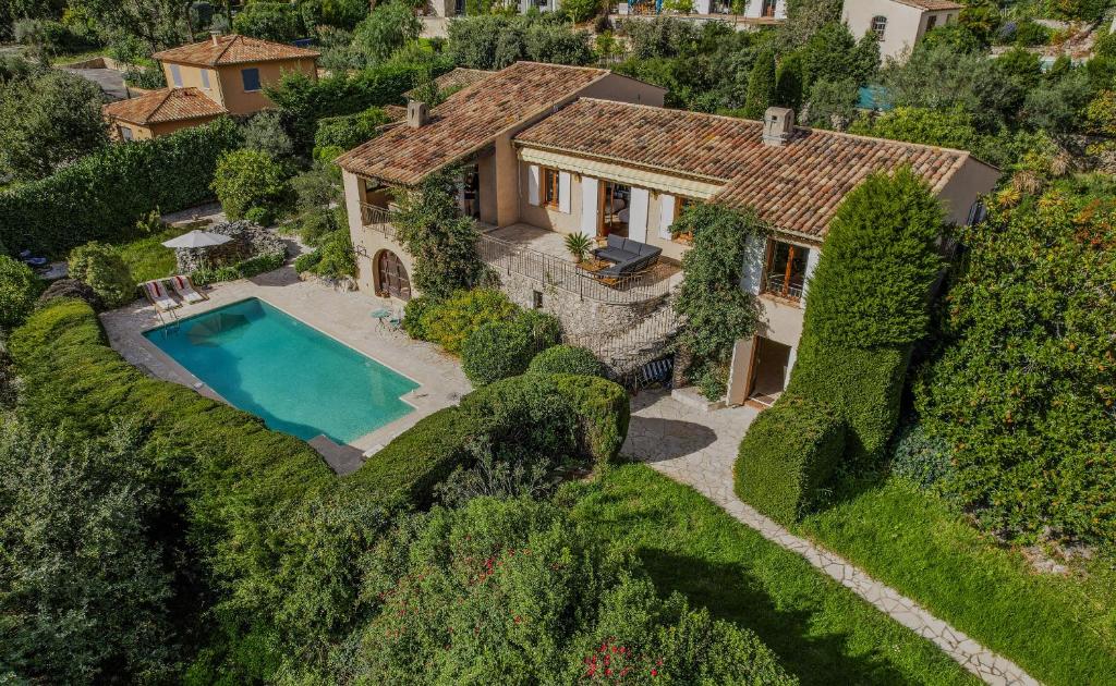Photo de la galerie de l'établissement Villa l'Oasis - Superbe villa avec vue imprenable sur la mer et le Cap d'Antibes, à Tourrettes-sur-Loup