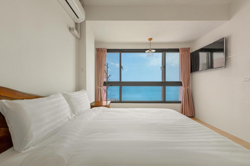 Postel nebo postele na pokoji v ubytování Hualien Unique Smart Stay with Sea View