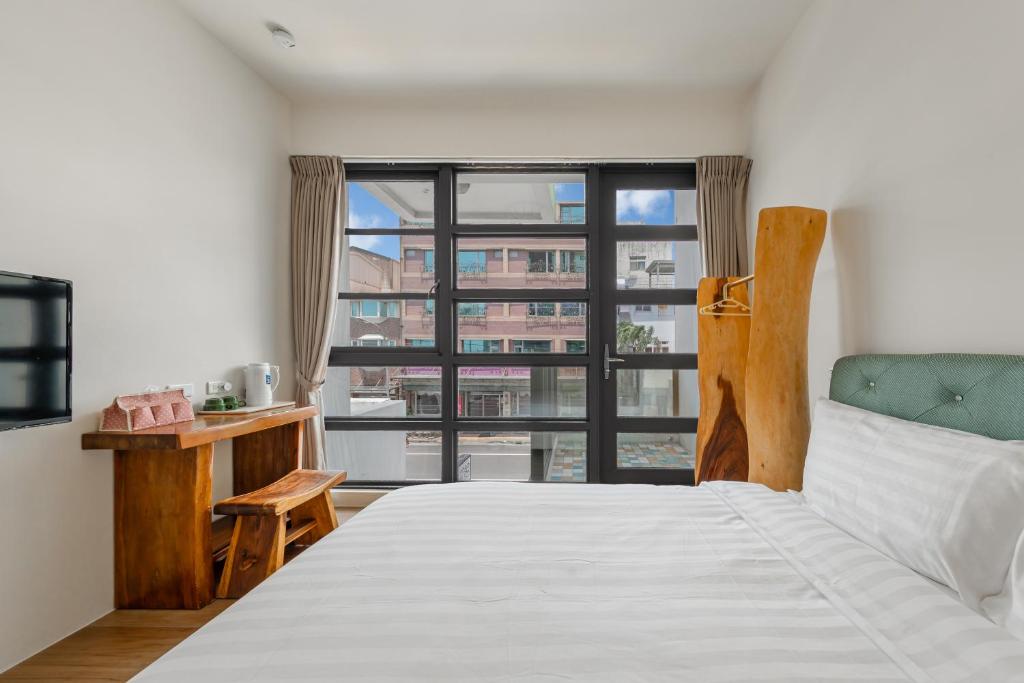 Postel nebo postele na pokoji v ubytování Hualien Unique Smart Stay with Sea View