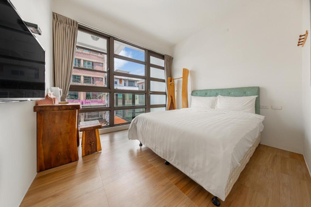 Postel nebo postele na pokoji v ubytování Hualien Unique Smart Stay with Sea View