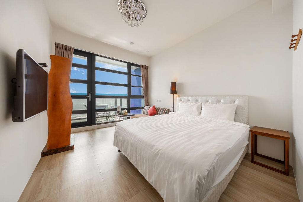 Postel nebo postele na pokoji v ubytování Hualien Unique Smart Stay with Sea View
