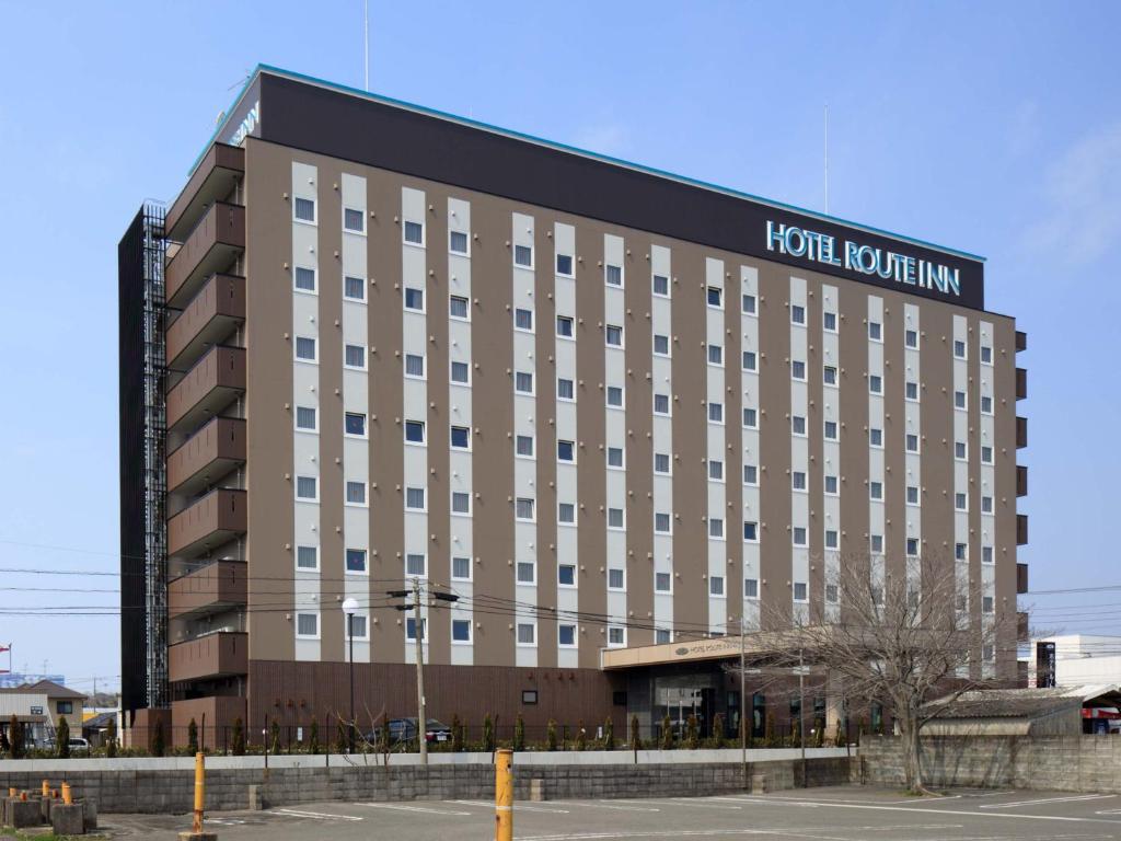 Un edificio de hotel con un cartel encima. en ​Hotel Route-Inn Ube​, en Ube