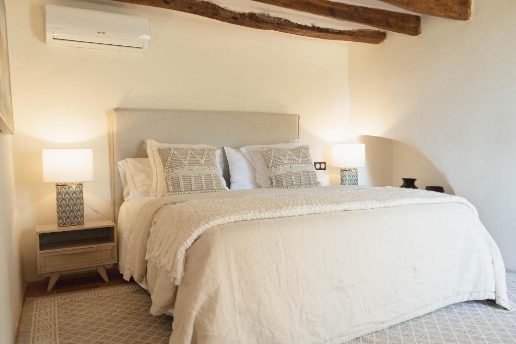 A bed or beds in a room at Reserva Rotana Golf Resort