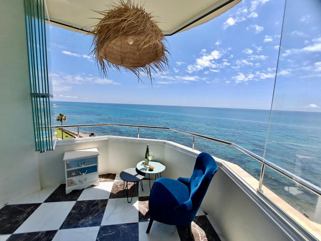 ein Balkon mit Tisch und Stühlen und dem Meer in der Unterkunft ALGAIDA BEACHFRONT CALAHONDA MIJAS near MARBELLA in Mijas Costa