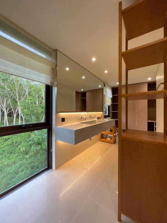 Tree O'clock Pool Villa - Phuket的厨房或小厨房