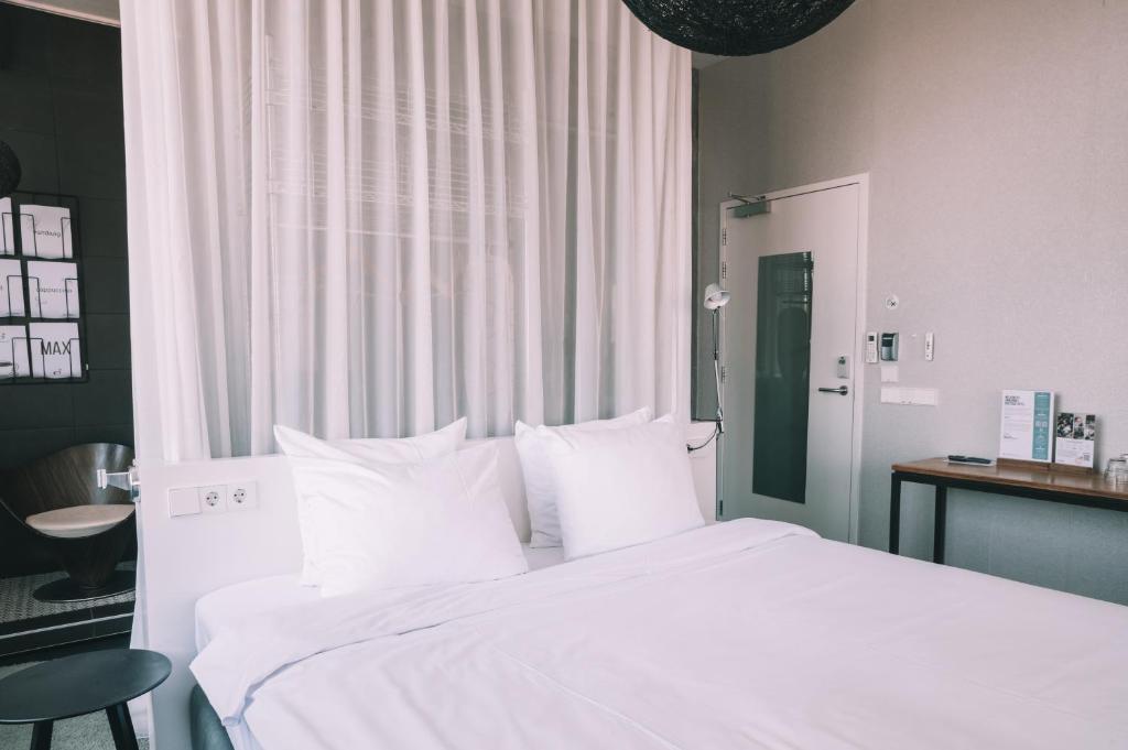 Postel nebo postele na pokoji v ubytování Anne&Max Boutique Hotel