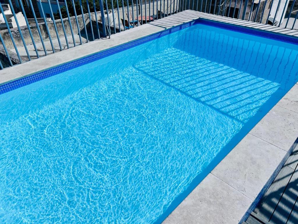 ein Pool mit blauem Wasser vor einem Zaun in der Unterkunft Casa Birmula Boutique Hotel in Cospicua