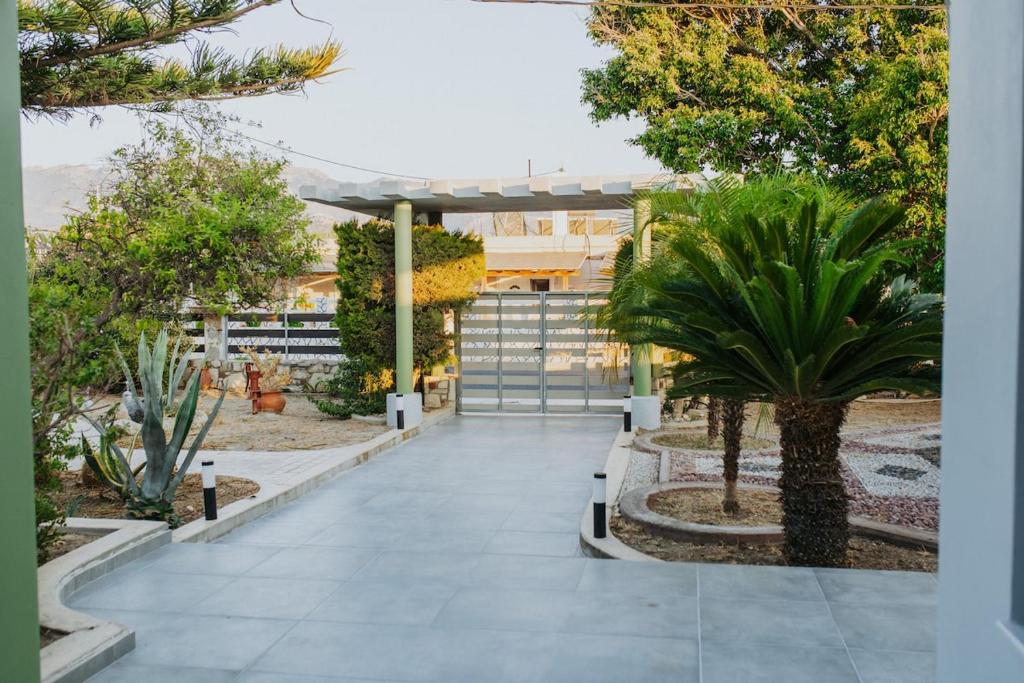 un patio con árboles y plantas en un edificio en Relax Villa, en Marmari