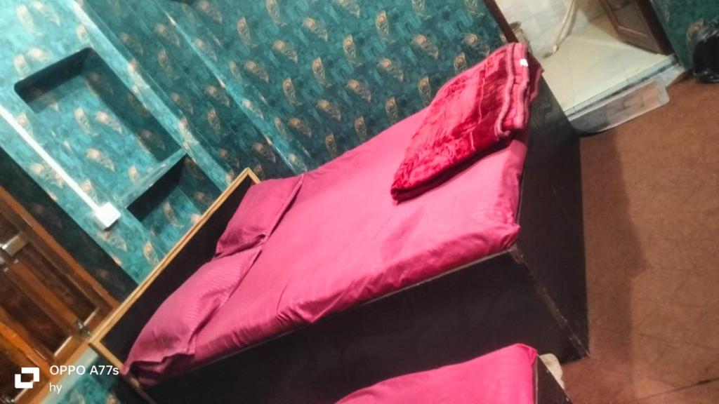 an overhead view of a bed with pink sheets at Sri Kashi Kaal Bhairav Guest House in Varanasi