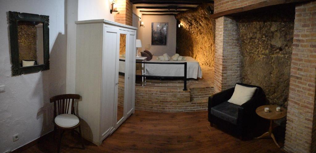 una stanza con tavolo e sedia di Nest of love in Seville, Casa el Pocito 1 a Peñaflor