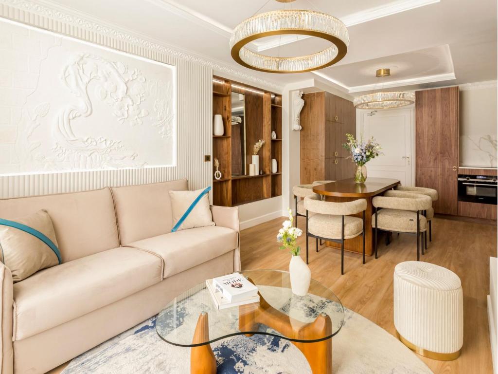 un salon avec un canapé et une table dans l'établissement Merveil - Luxury Suite - Marais - Lenoir III, à Paris