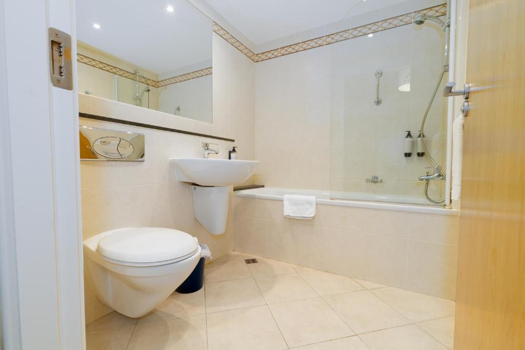 ゴールウェイにあるGeata na Cathrach - Galway Lakeside Apartmentsのトイレ、洗面台、シャワー付きのバスルーム