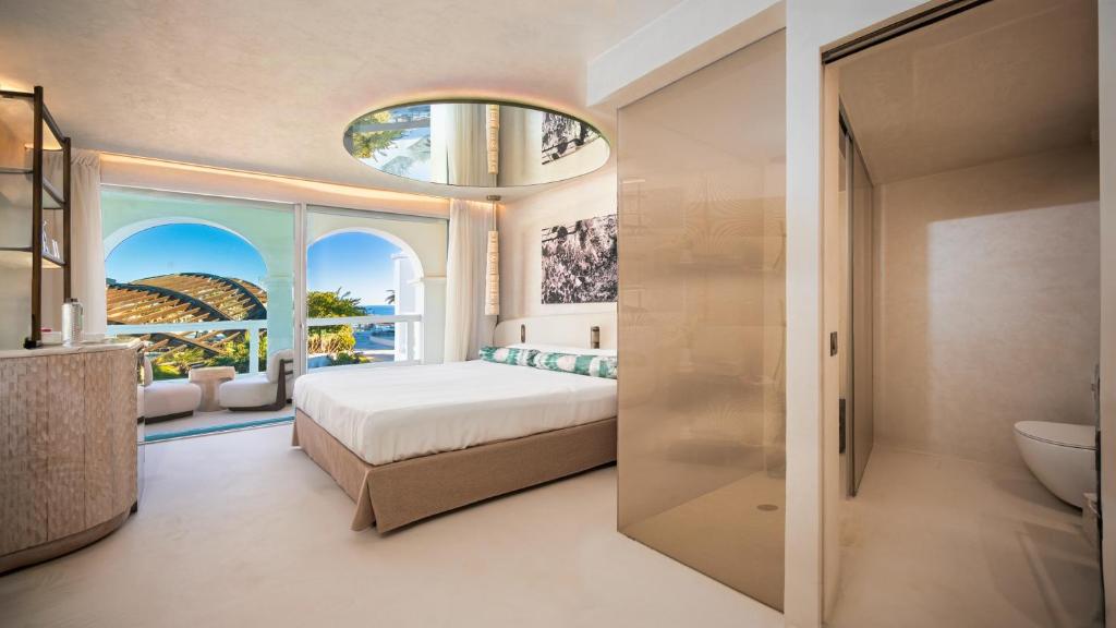 Posteľ alebo postele v izbe v ubytovaní Destino Five Ibiza - 5-Star Grand Luxe Resort