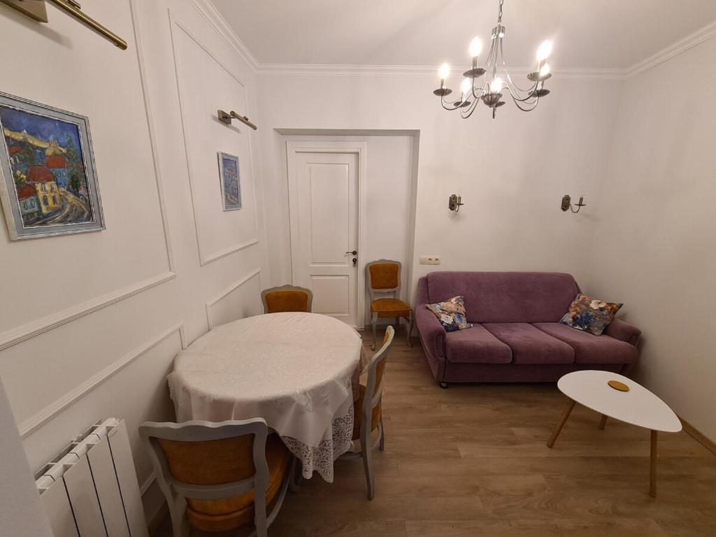 فضای داخلی Lovely Apartment in the heart of old Tbilisi در تفلیس - تصویر ۳