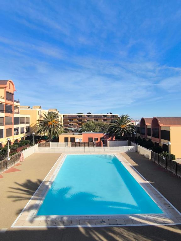 une piscine sur le toit d'un immeuble dans l'établissement Location de vacances bord de mer Gruissan, à Gruissan
