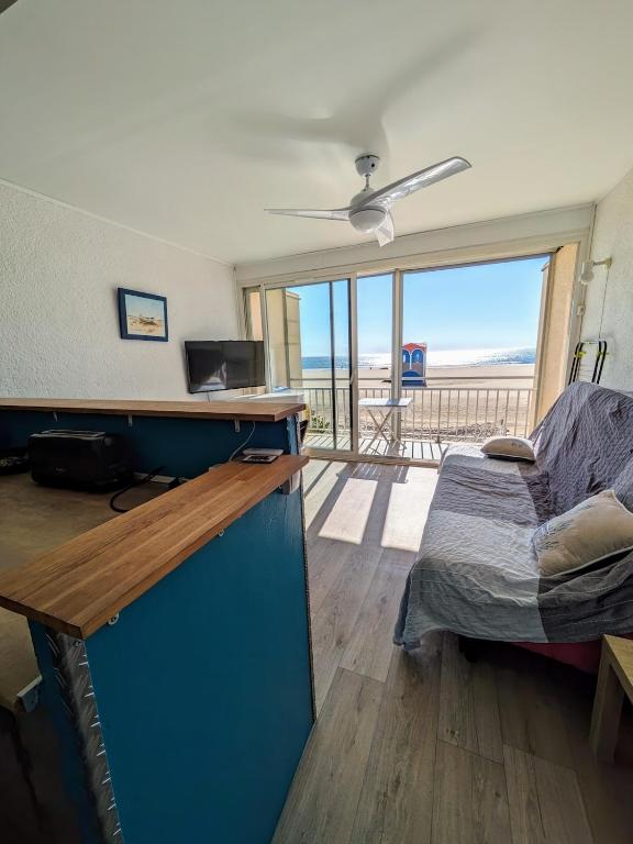 Cette chambre dispose d'un lit et d'un bureau avec vue sur l'océan. dans l'établissement Vue imprenable sur la mer, à Port-la-Nouvelle