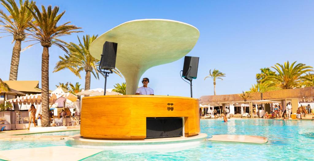 Bazén v ubytovaní Destino Five Ibiza - 5-Star Grand Luxe Resort alebo v jeho blízkosti