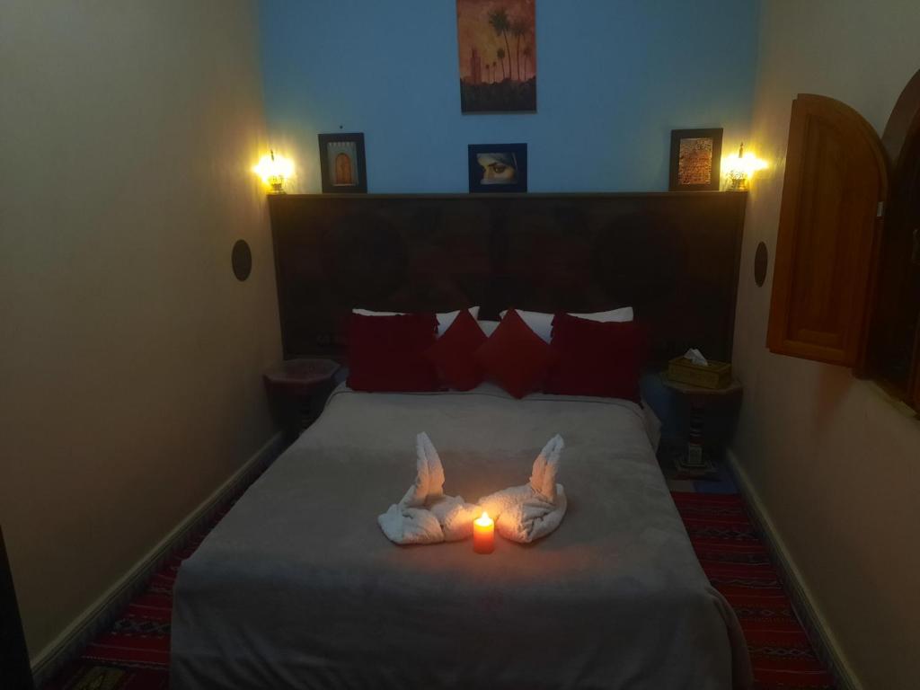 Un pat sau paturi într-o cameră la Riad ouhmidi