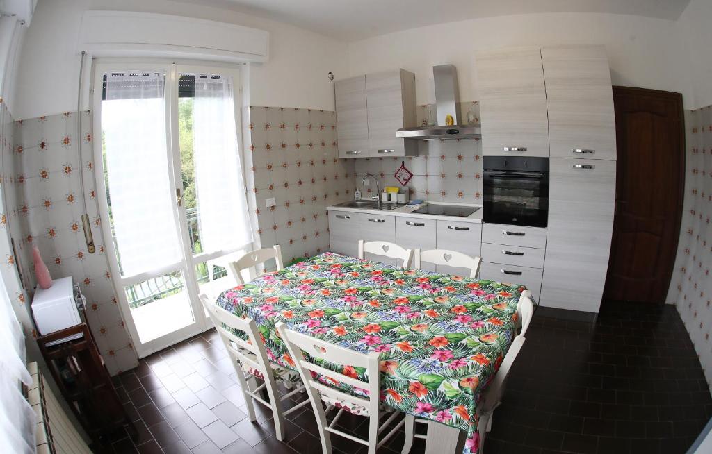 kuchnia ze stołem i krzesłami oraz kuchnia ze stołem i kuchnią w obiekcie Villa Maremonti - con 3 piscine w mieście Sestri Levante