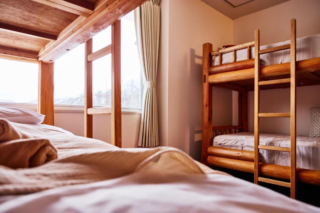 Postel nebo postele na pokoji v ubytování Canopy Lodge - Boutique Lodge at Hakuba Cortina
