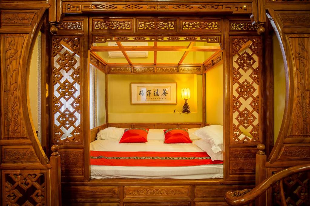 Postel nebo postele na pokoji v ubytování Beijing Rong Courtyard Boutique Hotel