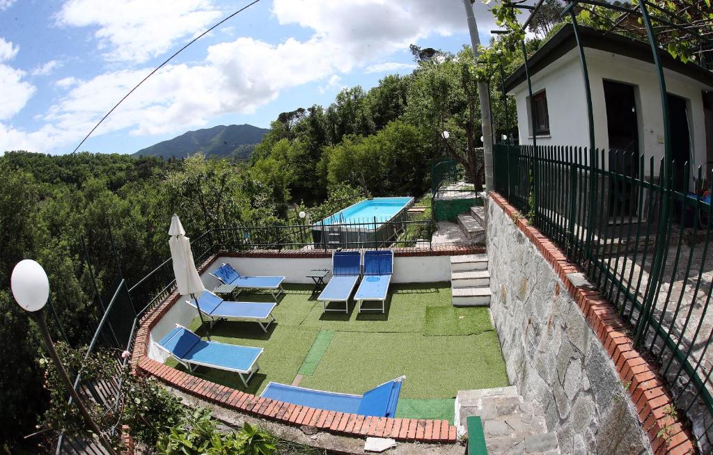 grupa leżaków i parasoli na balkonie w obiekcie Villa Maremonti - con 3 piscine w mieście Sestri Levante