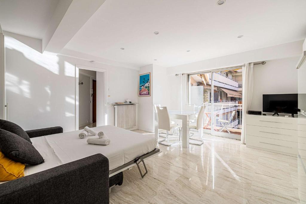un salon avec un canapé et une table dans l'établissement LE LOUIS BLANC avec balcon en plein centre-ville, à Cannes