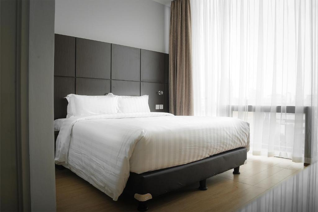 Postel nebo postele na pokoji v ubytování Dreamtel Jakarta