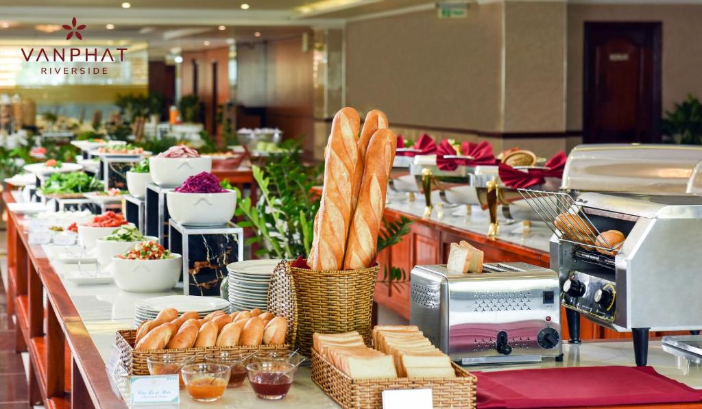Van Phat Riverside Hotel
