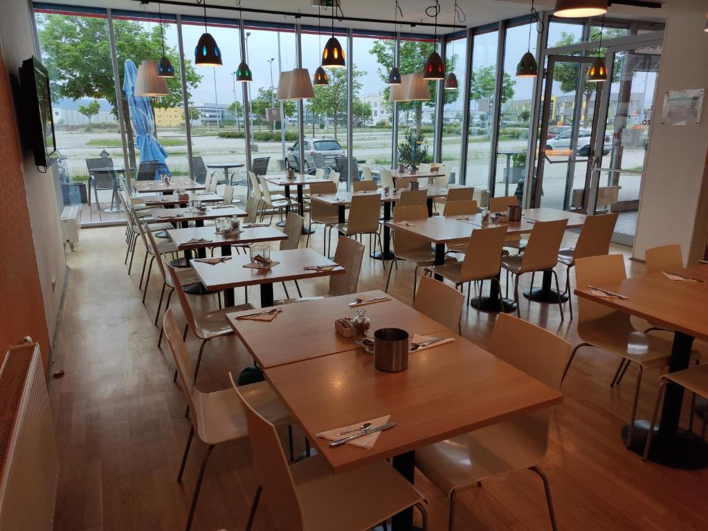 Restaurace v ubytování Orange Wings Wiener Neustadt