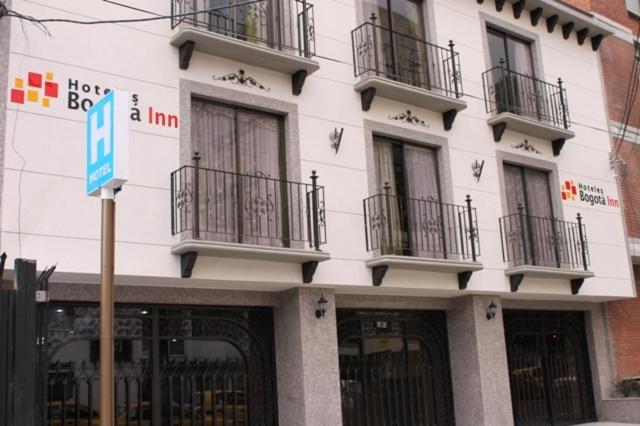 un edificio blanco con balcones en un lateral en Hoteles Bogotá Inn Park Way, en Bogotá