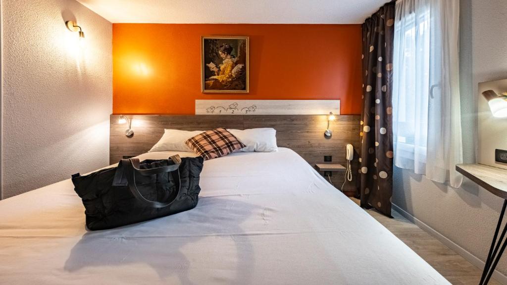 Postel nebo postele na pokoji v ubytování greet Hotel Massieux Lyon Nord