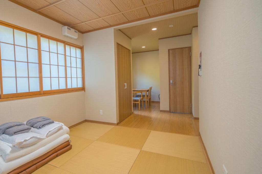 Postel nebo postele na pokoji v ubytování 箱根仙石原心温まる雅宿