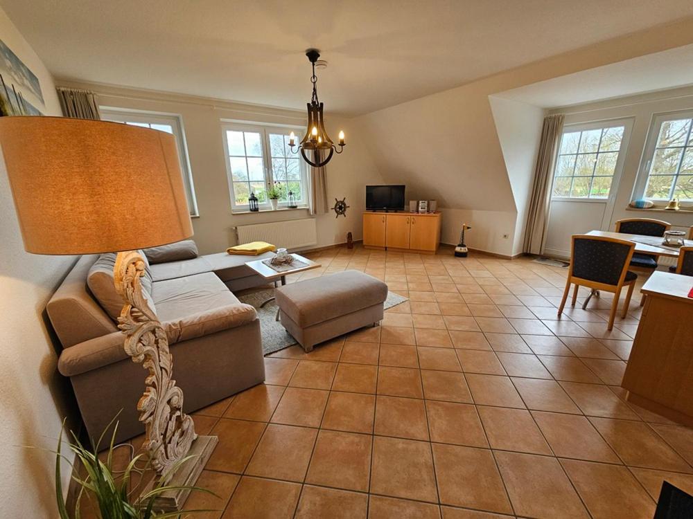 a living room with a couch and a table at Ostseekoje im Haus zwischen den Wassern in Behrensdorf