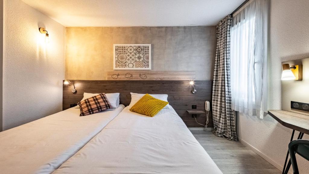Postel nebo postele na pokoji v ubytování greet Hotel Massieux Lyon Nord