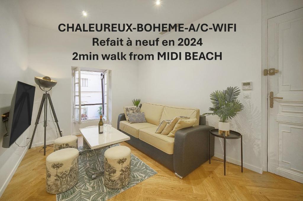 un salon avec un canapé et une table dans l'établissement charmant 2 pieces proche plage du midi A1B266, à Cannes