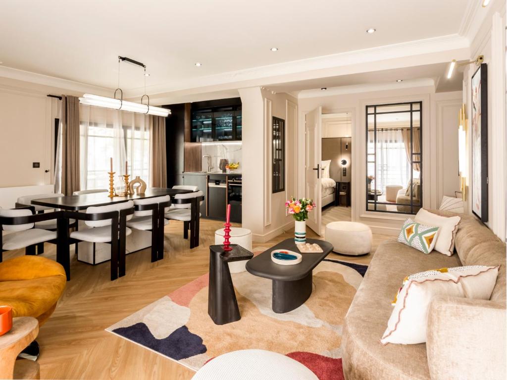 un salon avec un canapé et une table dans l'établissement Merveil - Luxury Suite -Marais - Bvd Saint Denis, à Paris