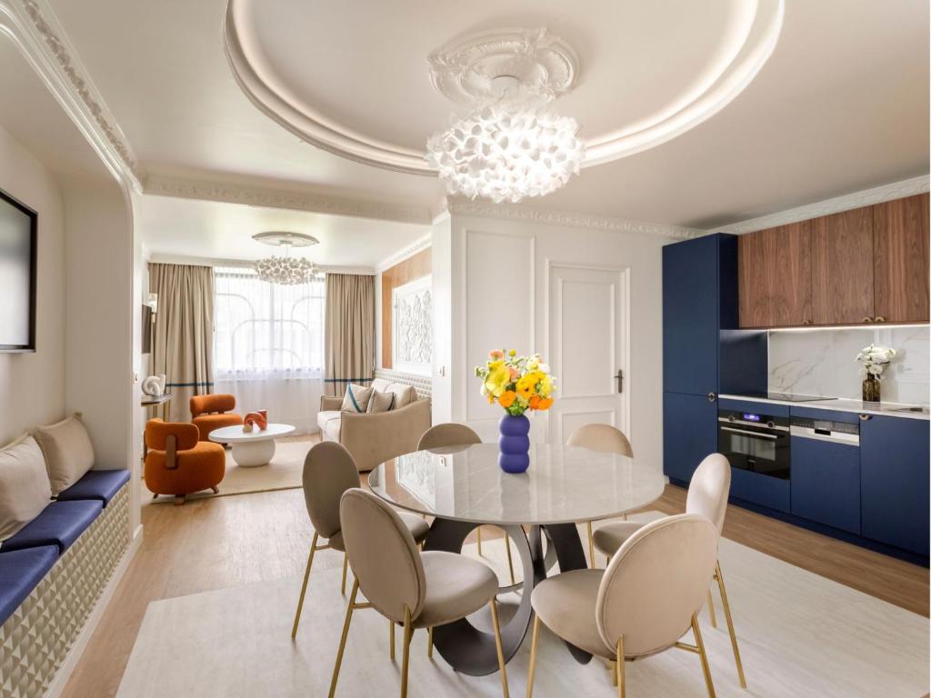 un salon avec une table et des chaises dans l'établissement Merveil - Luxury Suite - Marais - Lenoir II, à Paris